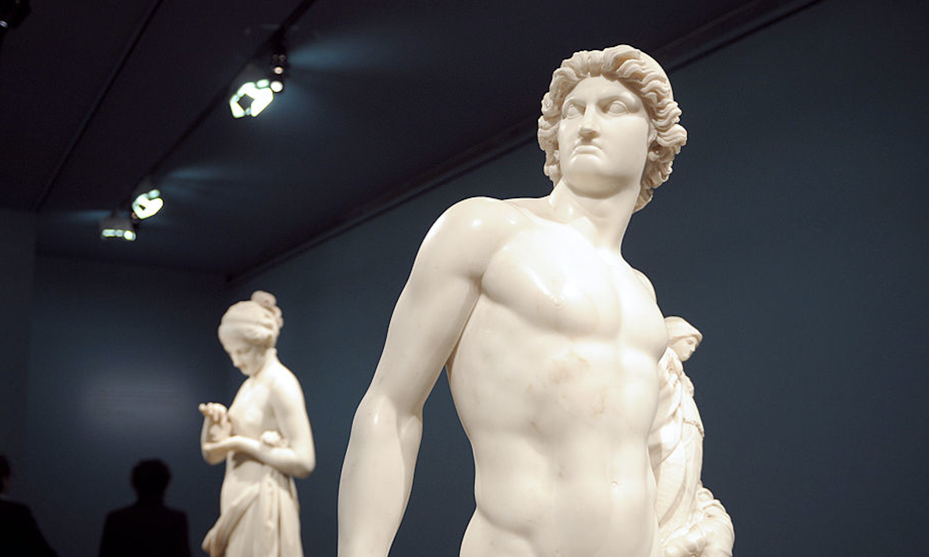 Ніяких оголень: у Парижі скульптури одягнули у спідню білизну