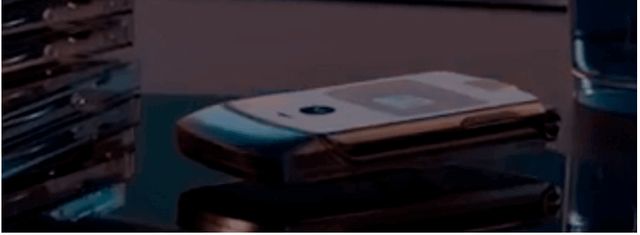 У мережі з'явилися перші 'живі' фото Motorola RAZR - фото 365117