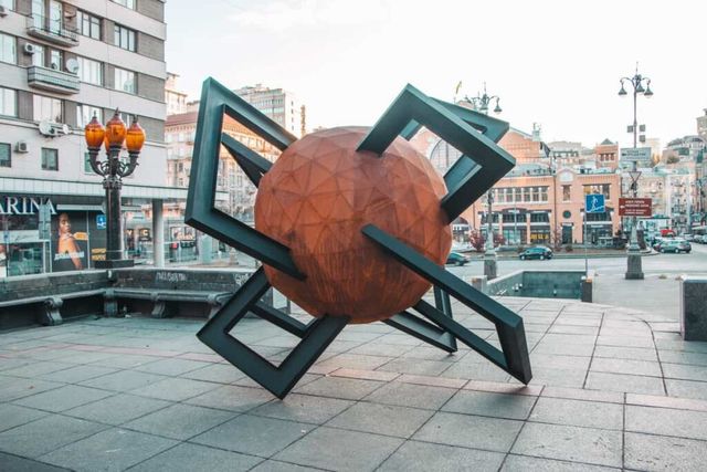 У центрі Києва з'явилася нова скульптура: кияни спантеличені - фото 365132