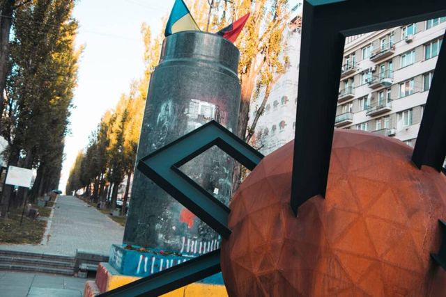 У центрі Києва з'явилася нова скульптура: кияни спантеличені - фото 365135