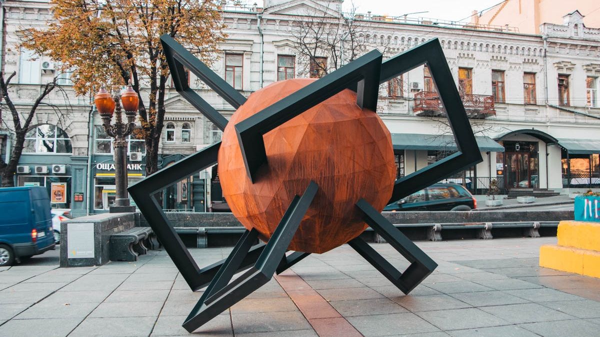 У центрі Києва з'явилася нова скульптура: кияни спантеличені