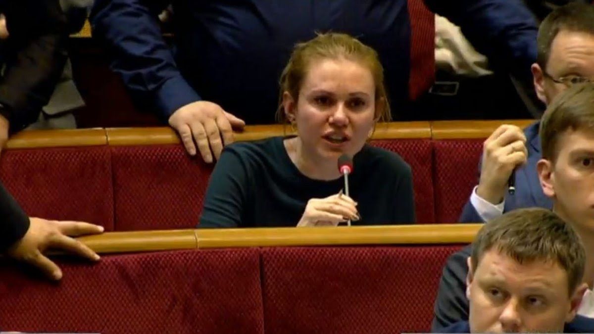 Нардеп від Слуги народу розплакалася в Раді: відео