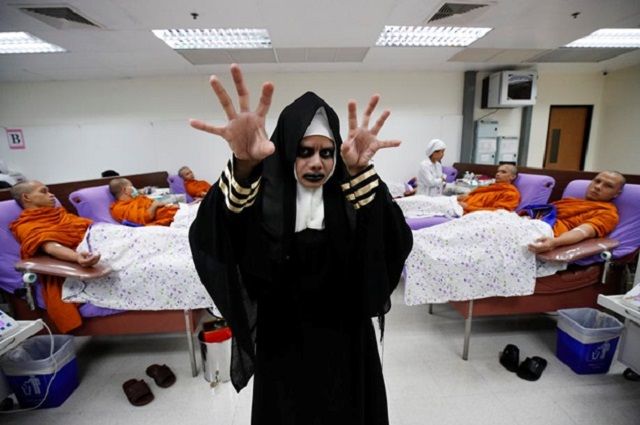 Як у світі відсвяткували Хеловін: добірка найцікавіших костюмів - фото 365202