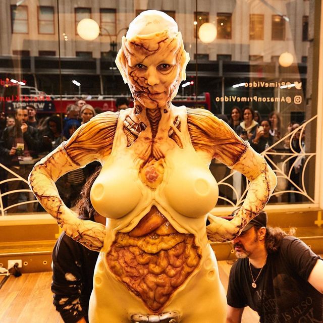 Як у світі відсвяткували Хеловін: добірка найцікавіших костюмів - фото 365208