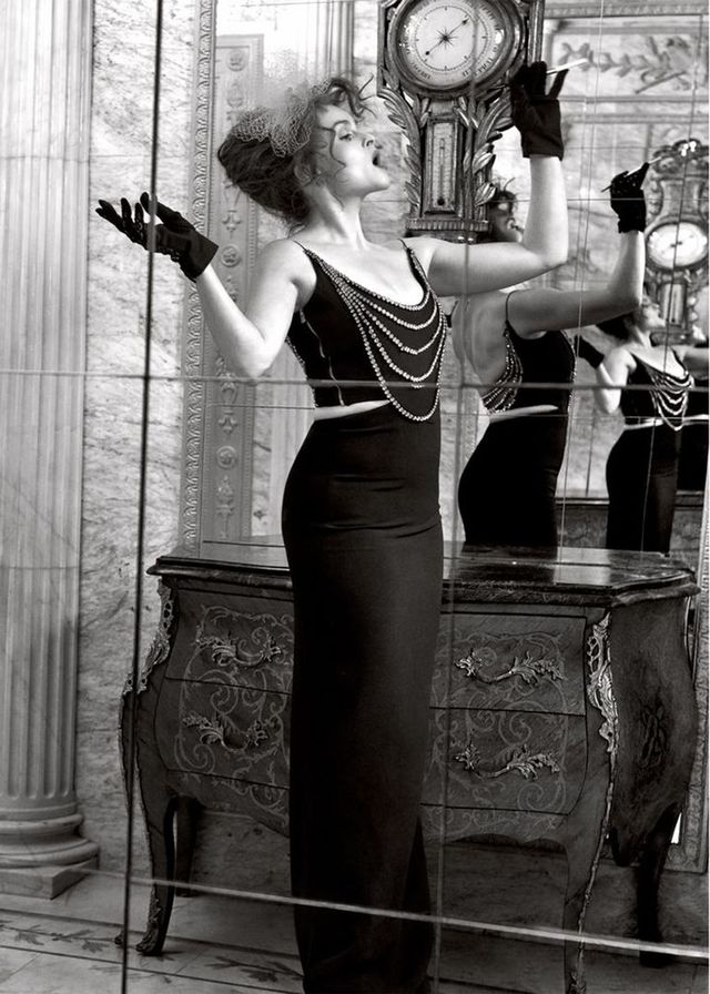 Зірка Гаррі Поттера знялась у розкішній фотосесії: Єлизавета ІІ оцінила б - фото 365277