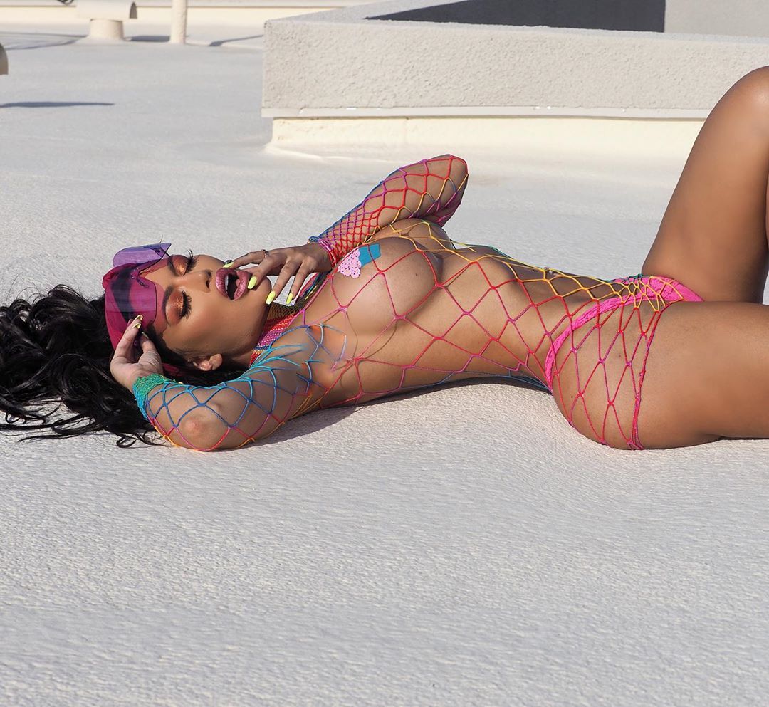 Uzun boyli chol nozik qora ayolni qopol sikadi...