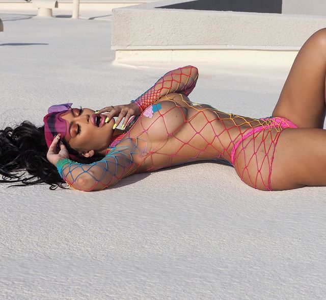 Дівчина тижня: безсоромна модель Тучі Кеш, яка заводить Instagram інтимними кадрами (18+) - фото 365698