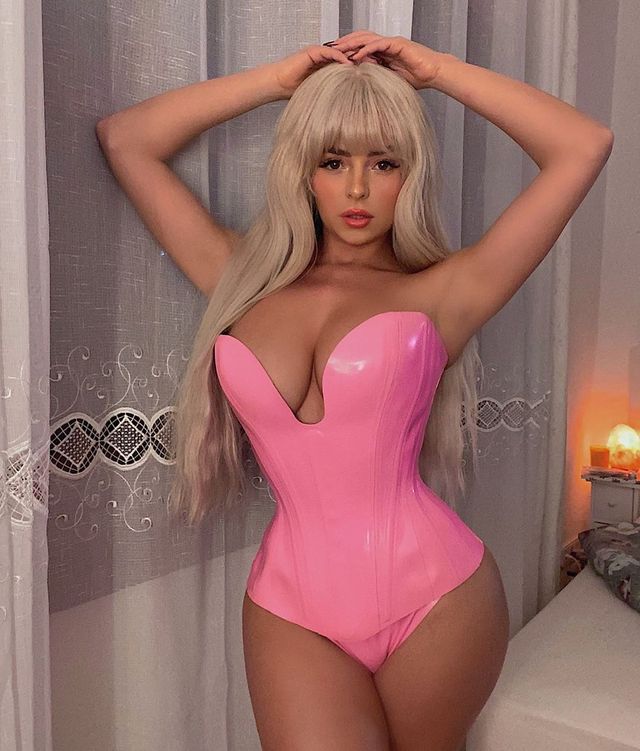 Сексуальна барбі: Демі Роуз розбурхала фанів гарячими фото - фото 365784