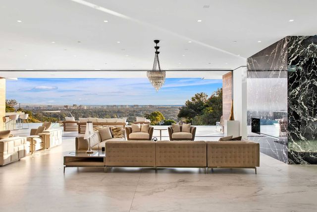 У Беверлі Хіллз виставили на продаж будинок зі скелетом динозавра: ефектні фото - фото 365861