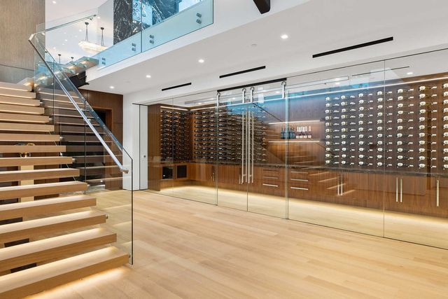 У Беверлі Хіллз виставили на продаж будинок зі скелетом динозавра: ефектні фото - фото 365863