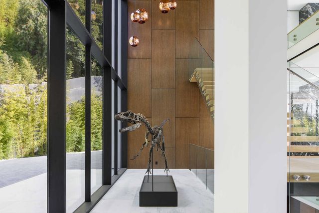 У Беверлі Хіллз виставили на продаж будинок зі скелетом динозавра: ефектні фото - фото 365865