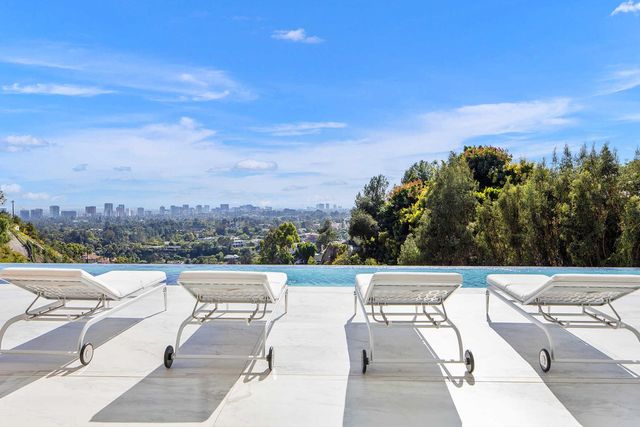 У Беверлі Хіллз виставили на продаж будинок зі скелетом динозавра: ефектні фото - фото 365866