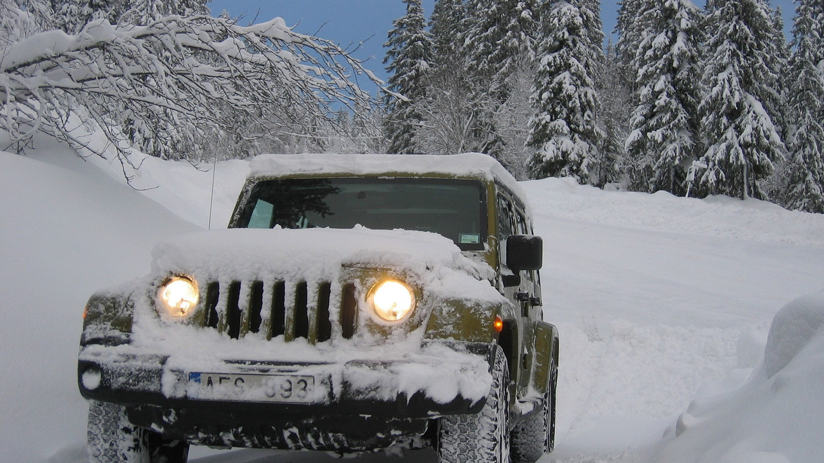 як витягнути автомобіль зі снігу без сторонньої допомоги - фото 1