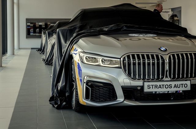 На стражі порядку: чеські копи їздитимуть на новеньких BMW 7 серії - фото 365963