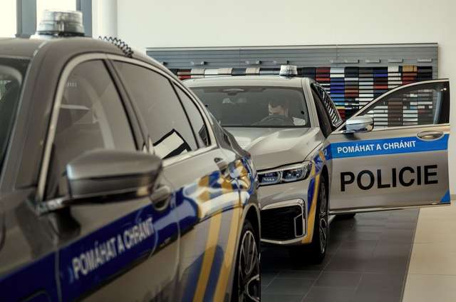 На стражі порядку: чеські копи їздитимуть на новеньких BMW 7 серії - фото 365964