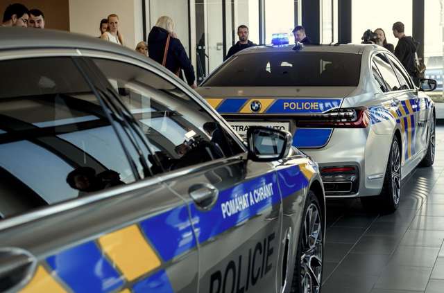 На стражі порядку: чеські копи їздитимуть на новеньких BMW 7 серії - фото 365967