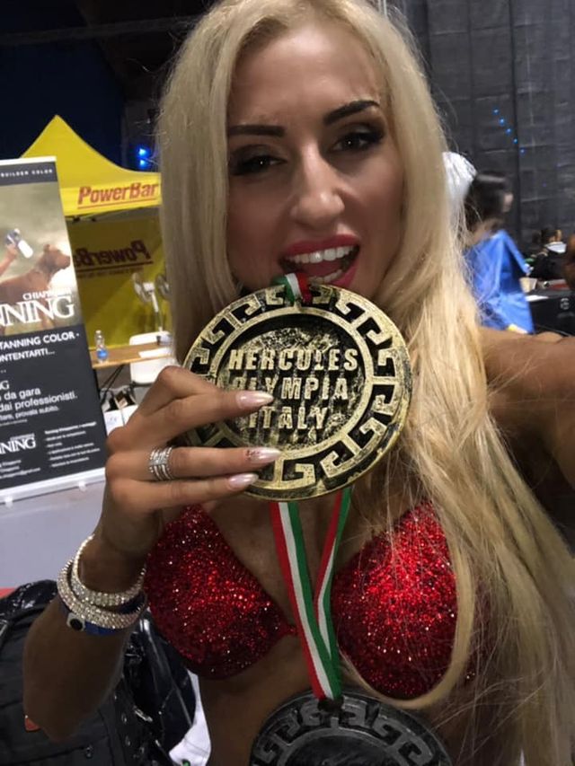 Українка завоювала золото на змаганнях з бодібілдингу: фото красуні - фото 365985
