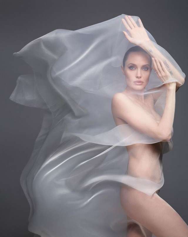 Анджеліна Джолі знялася оголеною у сміливій фотосесії - фото 366317