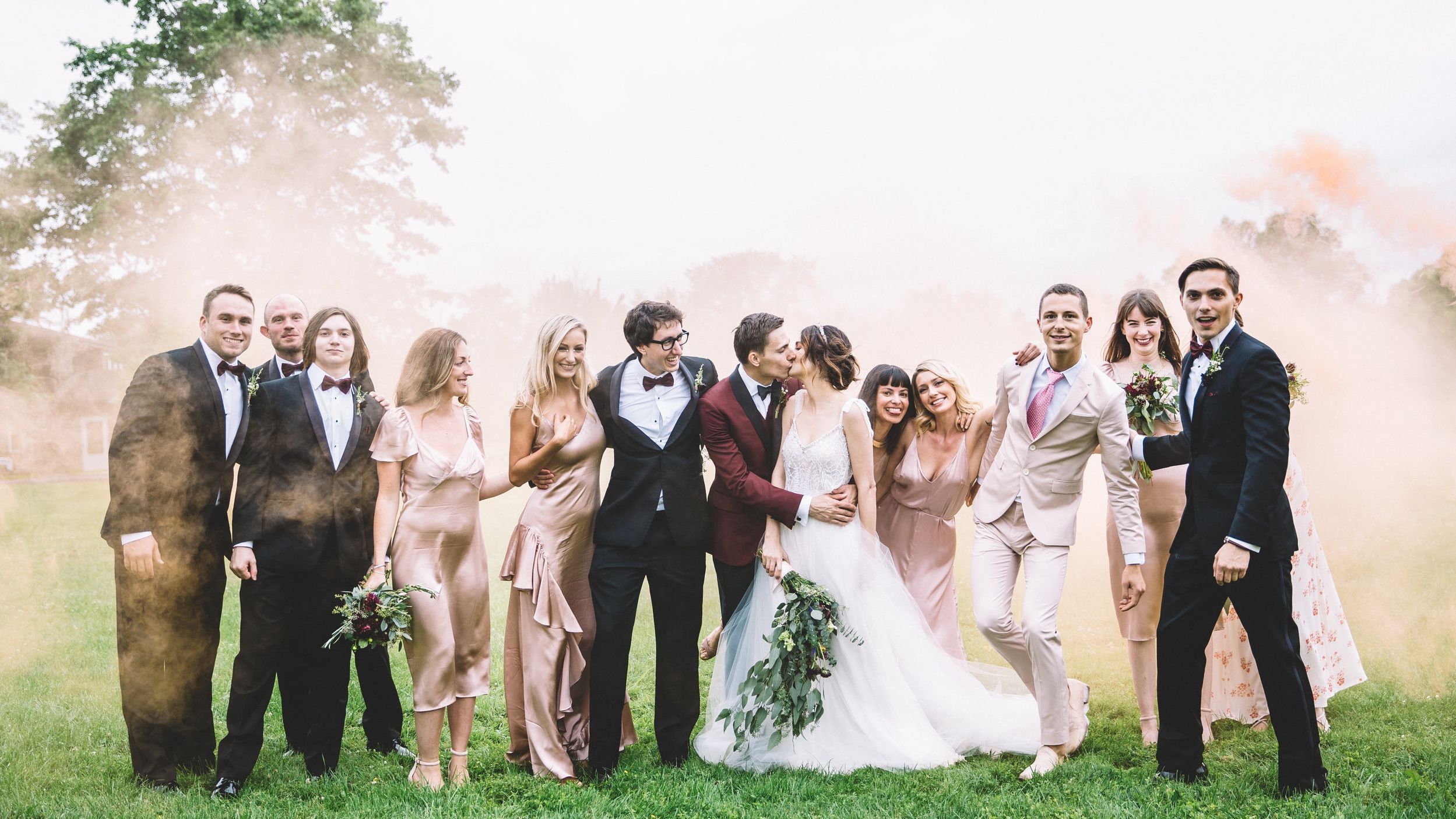 Дівчина прийшла на весілля в бюстгальтері і підірвала мережу: епічне фото - фото 1