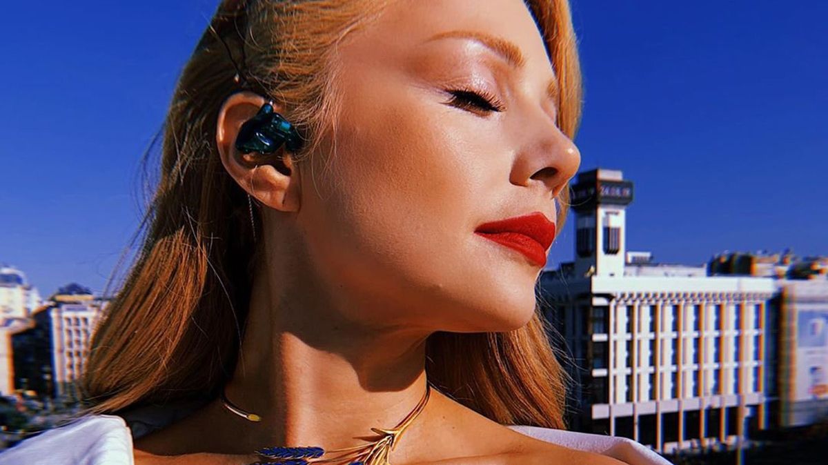 Тіна Кароль захопила знімком у прозорій сорочці