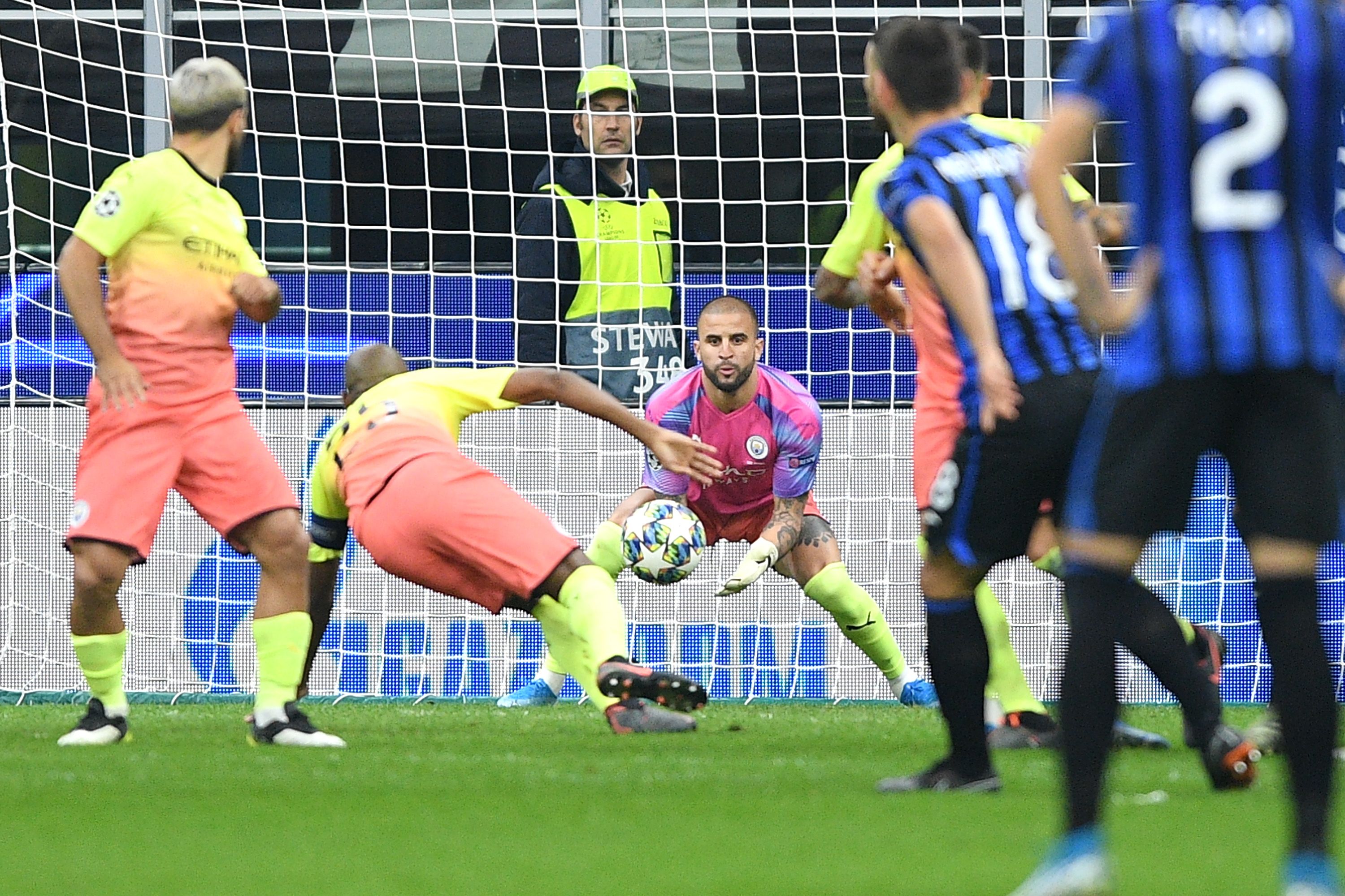 Захисник Ман Сіті став на ворота і відбив удар Маліновського: відео сейву