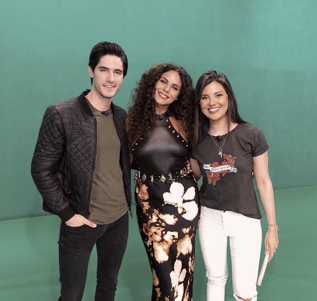 Настя Каменських вразила ефектним образом в облягаючій спідниці і шкірі - фото 366736