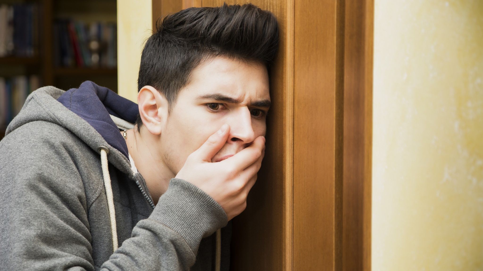 Чоловік потрапив на камери відеонагляду, підслуховуючи секс гостей готелю: епічне відео