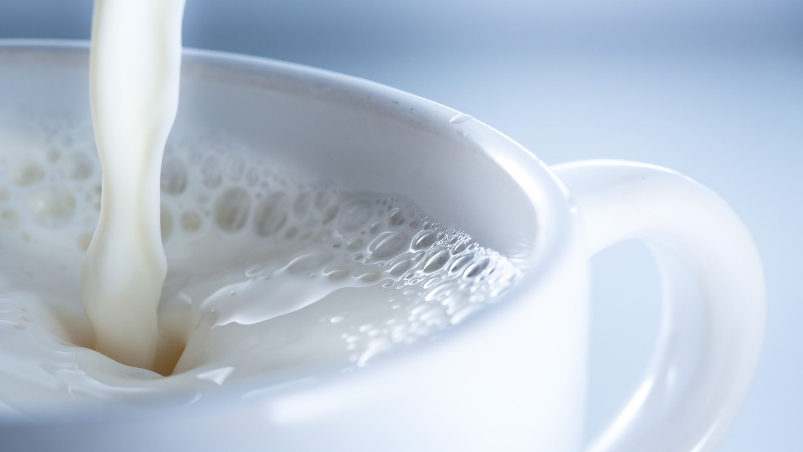 Як і коли краще пити молоко: відповідь лікарів