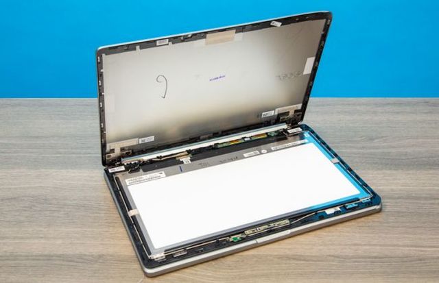 Справжній танк: Google Pixelbook успішно пройшов тест на міцність - фото 366979