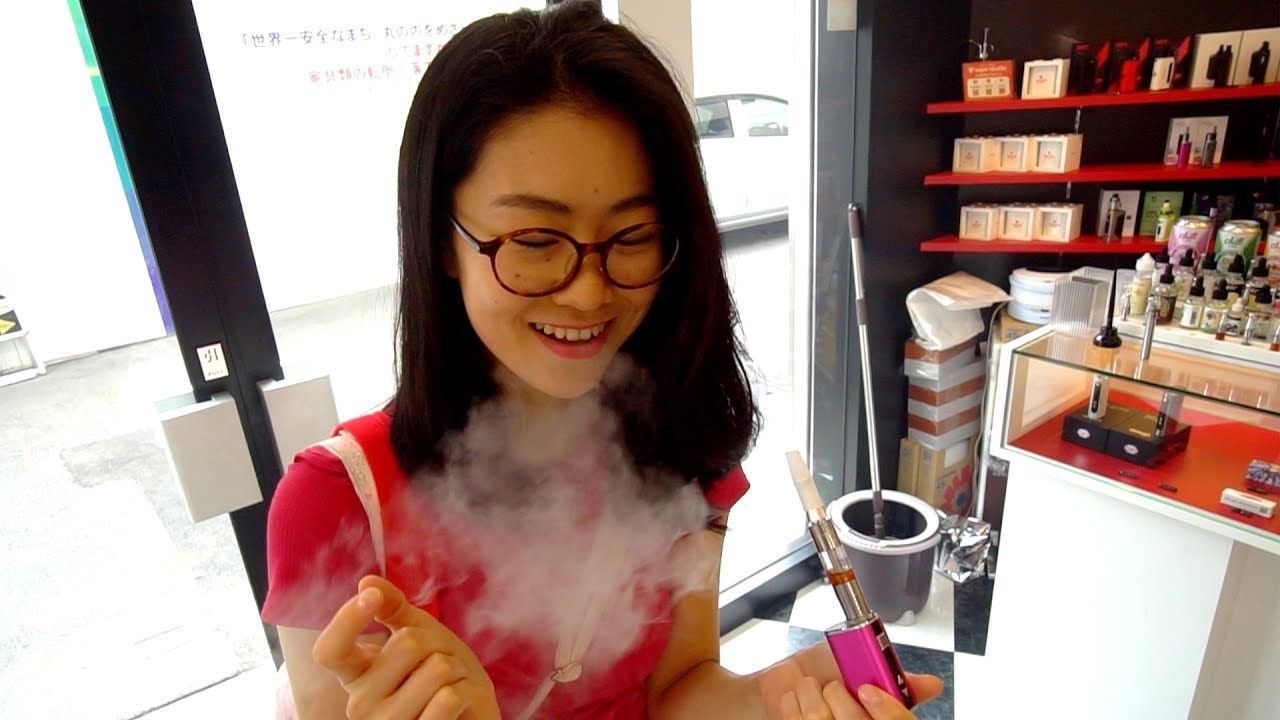 Японкам забороняють на роботі носити окуляри - фото 1