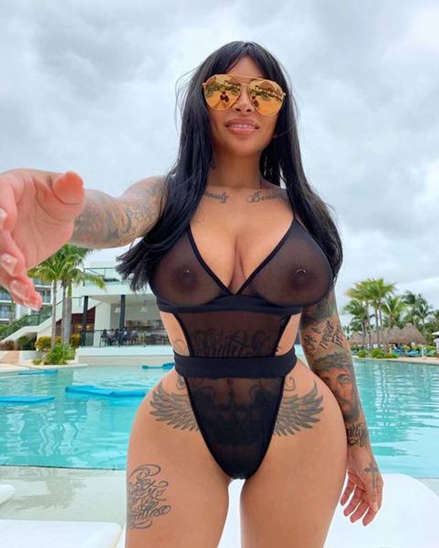 Дівчина тижня: розкута порнозірка Британія Разаві, яка заводить мережу апетитними формами - фото 367120