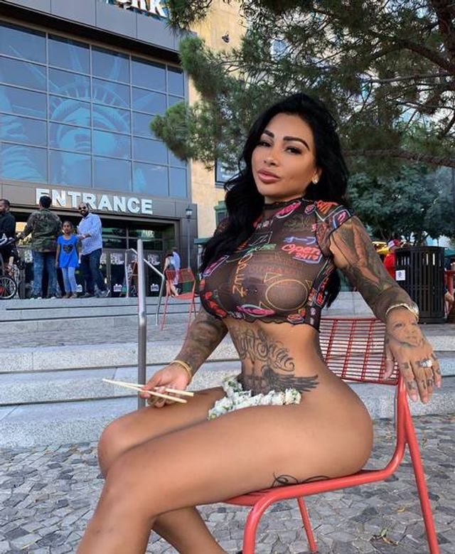 Дівчина тижня: розкута порнозірка Британія Разаві, яка заводить мережу апетитними формами - фото 367121