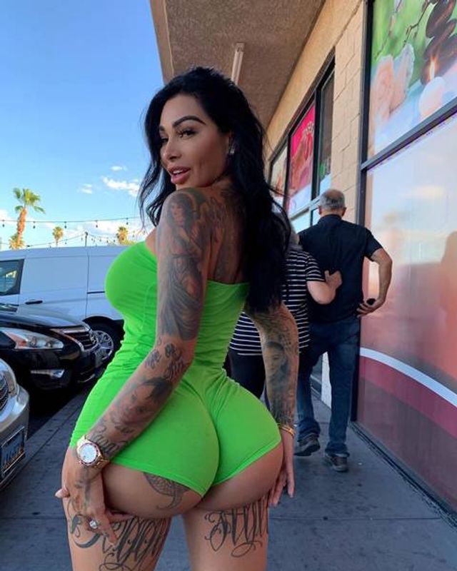 Дівчина тижня: розкута порнозірка Британія Разаві, яка заводить мережу апетитними формами - фото 367122