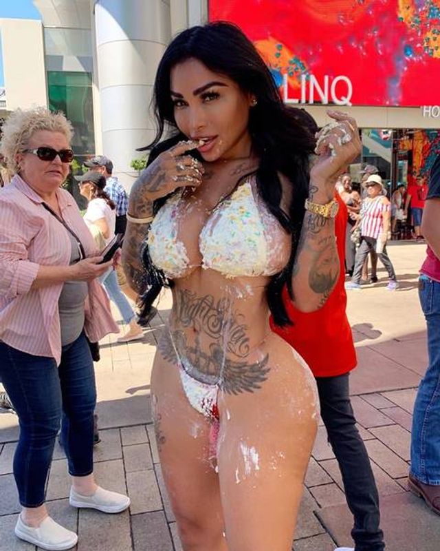 Дівчина тижня: розкута порнозірка Британія Разаві, яка заводить мережу апетитними формами - фото 367123