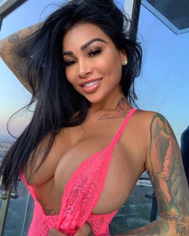 Дівчина тижня: розкута порнозірка Британія Разаві, яка заводить мережу апетитними формами - фото 367124