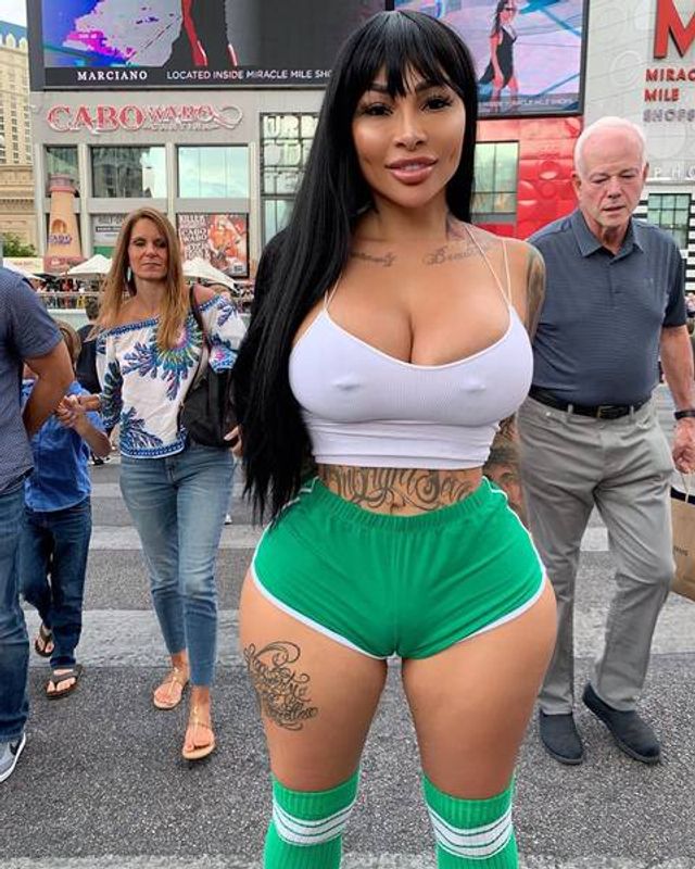 Дівчина тижня: розкута порнозірка Британія Разаві, яка заводить мережу апетитними формами - фото 367125