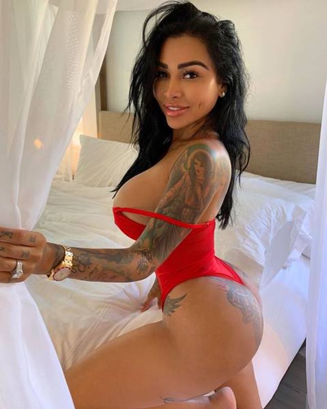 Дівчина тижня: розкута порнозірка Британія Разаві, яка заводить мережу апетитними формами - фото 367127