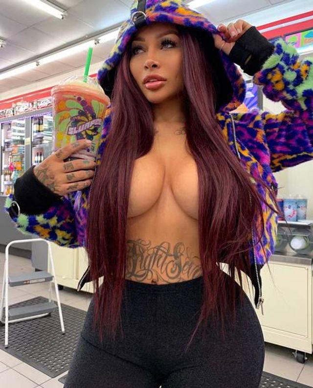 Дівчина тижня: розкута порнозірка Британія Разаві, яка заводить мережу апетитними формами - фото 367128