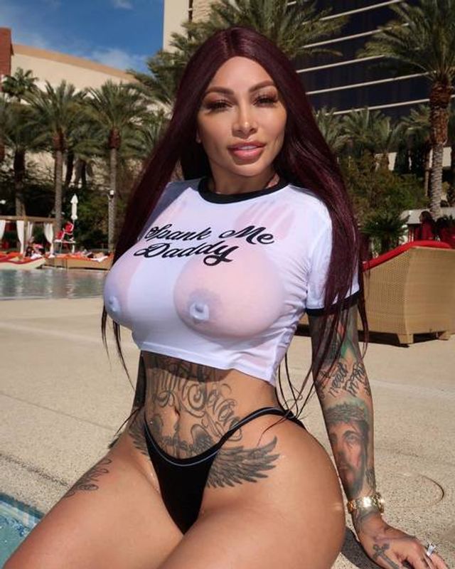 Дівчина тижня: розкута порнозірка Британія Разаві, яка заводить мережу апетитними формами - фото 367129