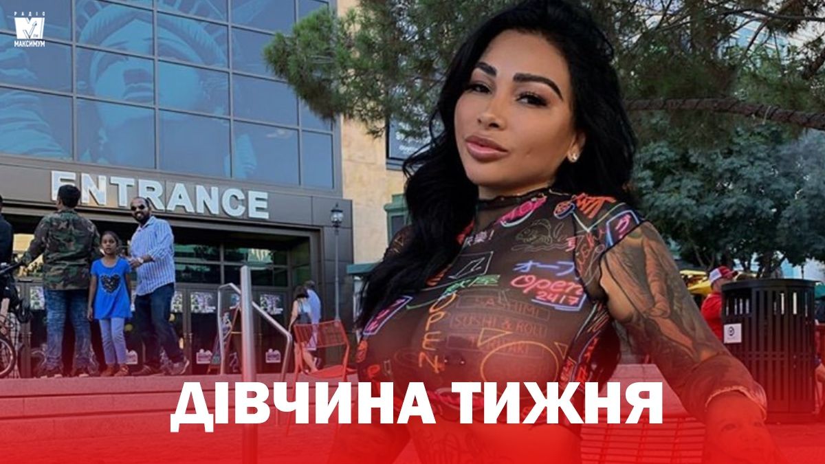 Дівчина тижня: розкута порнозірка Британія Разаві, яка заводить мережу апетитними формами