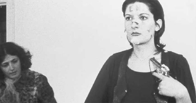 Художниця заради експерименту дозволила глядачам робити з собою все, що завгодно: 18+ - фото 367205