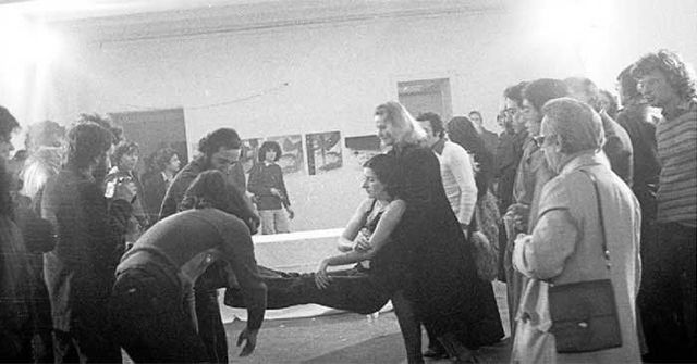 Художниця заради експерименту дозволила глядачам робити з собою все, що завгодно: 18+ - фото 367208