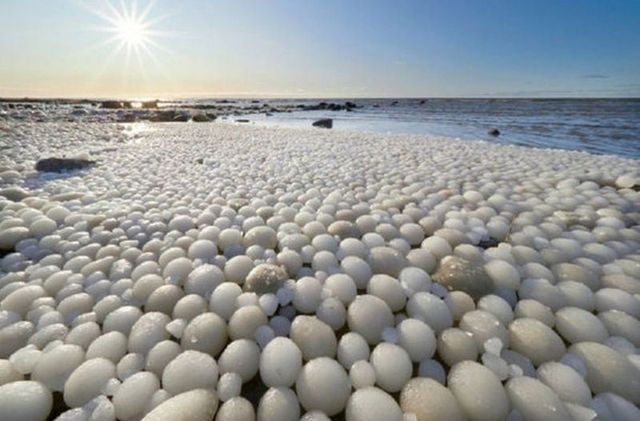 У Фінляндії на пляжі виявили тисячі крижаних куль: що це? - фото 367260