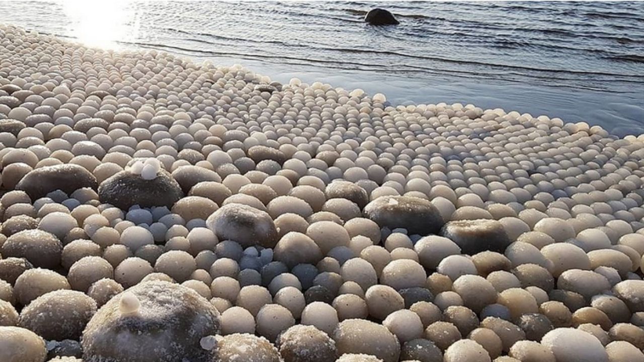 У Фінляндії на пляжі виявили тисячі крижаних куль: що це?