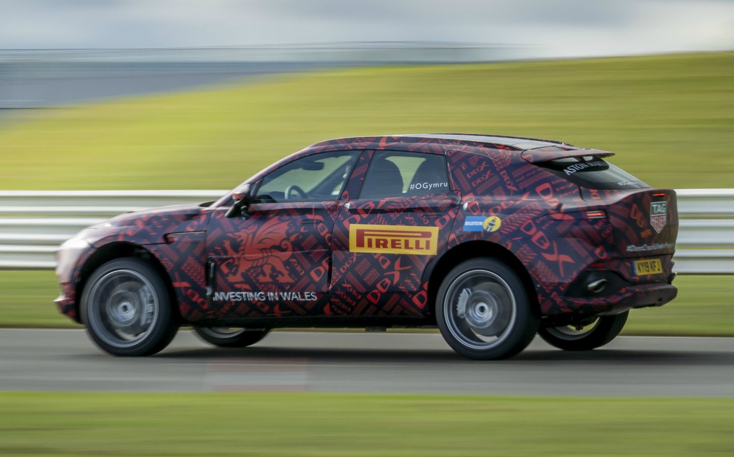 Aston Martin показав новий кросовер DBX у русі