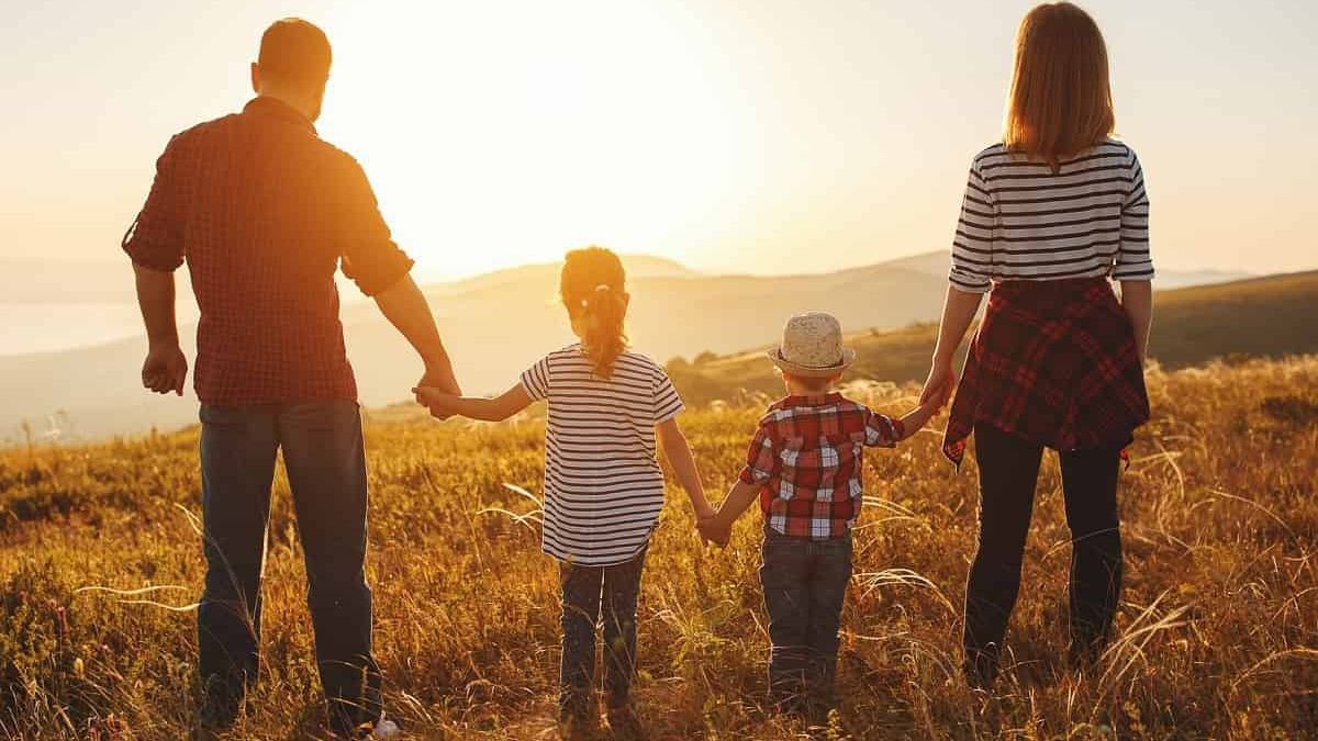 Експерти з'ясували, яку модель сімейних стосунків обирає молодь