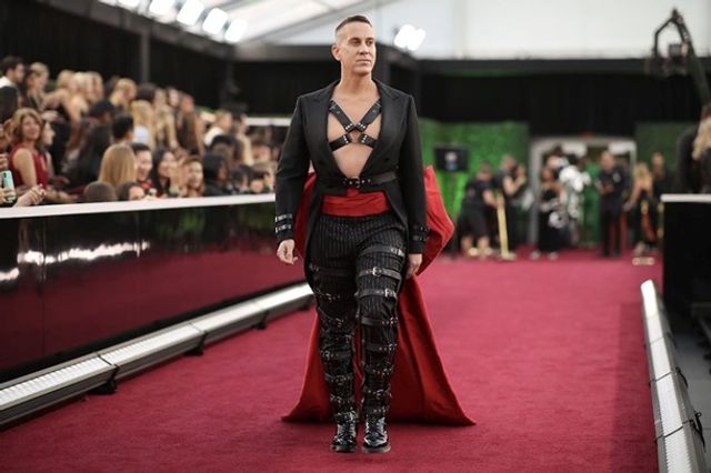 Дизайнер шокував мережу своїм БДСМ-нарядом - фото 367412