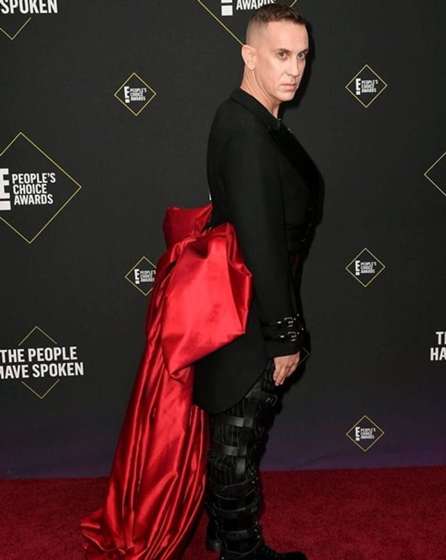 Дизайнер шокував мережу своїм БДСМ-нарядом - фото 367414