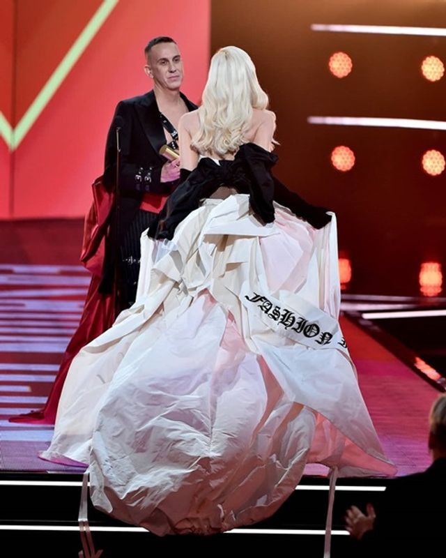 Дизайнер шокував мережу своїм БДСМ-нарядом - фото 367415