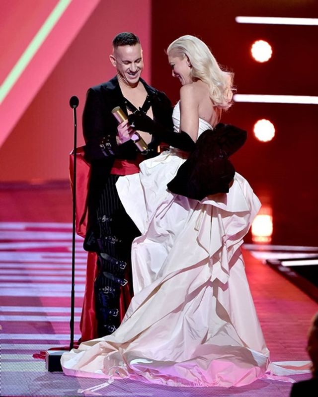 Дизайнер шокував мережу своїм БДСМ-нарядом - фото 367416